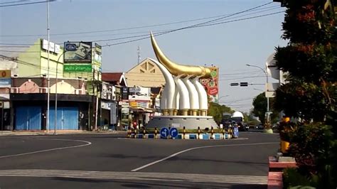 perawatan tugu kartonyono   fokus  pengecatan