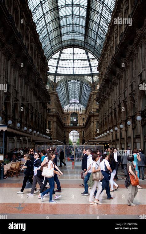 Plaza Del Duomo, Milan, Italy Stock Photo - Alamy