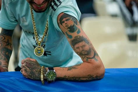 Tatuadores argentinos muito trabalho há muita gente a querer