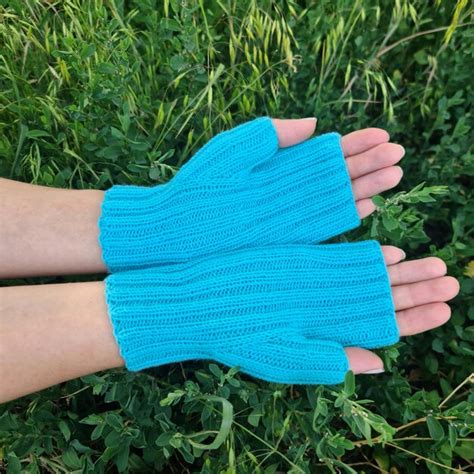 Un Par De Manos Con Guantes Azules Foto Premium