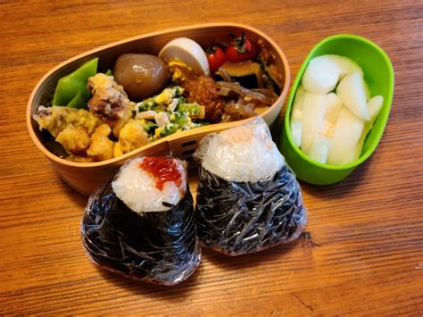 大好きな筋子おにぎりと焼きたらこおにぎりのおにぎり弁当♪今日のお弁当 えんげる先生今日のお気にいり♪