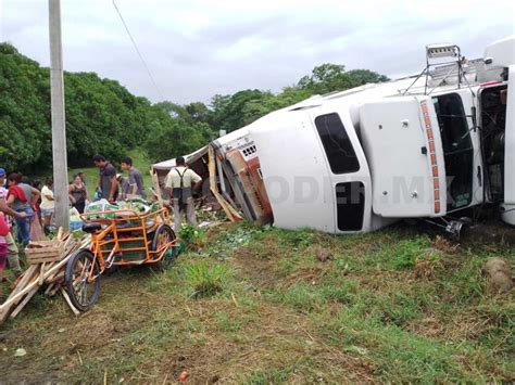 Vuelca tráiler en la Costera y pobladores realizan rapiña