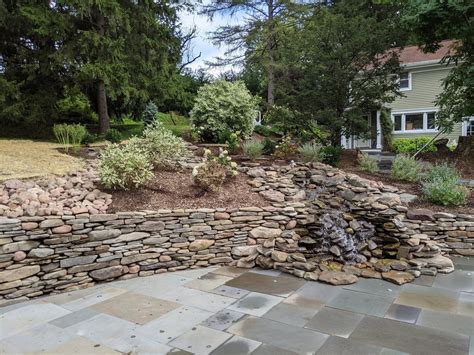 Natural stone retaining wall | Hunter Springs Landscape Artisans