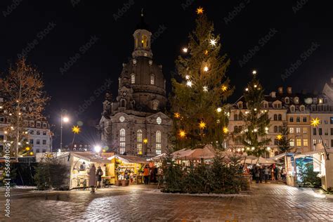 Weihnachtsmarkt an der Frauenkirche in Dresden Stock Photo | Adobe Stock