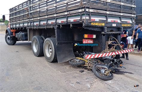 Polícia Motociclista morre esmagado após tentar ultrapassar caminhão