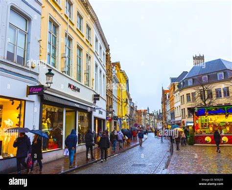 Bruges nightlife hi-res stock photography and images - Alamy