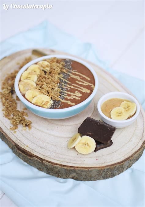 Smoothie Bowl de chocolate mantequilla de cacahuete y plátano La