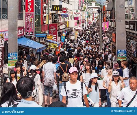 Muchedumbre De Gente En La Calle De Las Compras De Harajuku Tokio