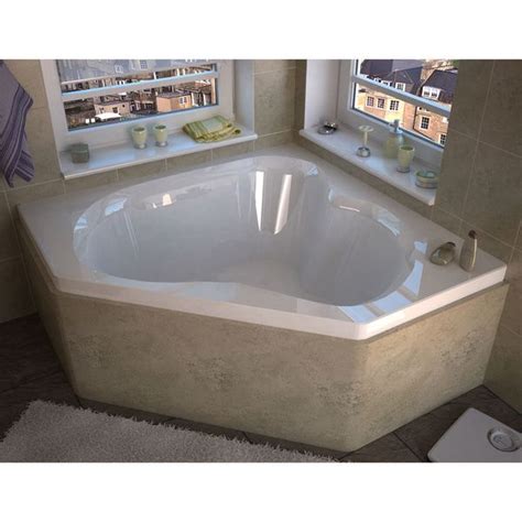 A Bathroom With A Large Jacuzzi Tub In It