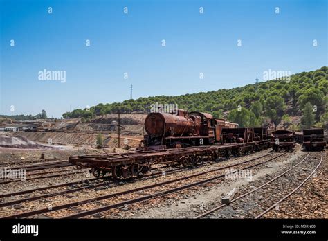 Locomotora de vapor oxidado en la antigua estación de ferrocarril de