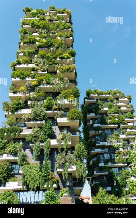 Vertical Forest Residential In Milan Fotograf As E Im Genes De Alta