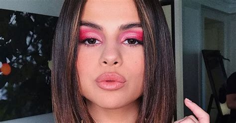 Schudt Haar Ronde Vormen In Een Natte Bikini De Provocerende Fotos