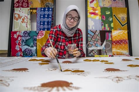 Betawi batik production at Batik Palbatu House | ANTARA Foto