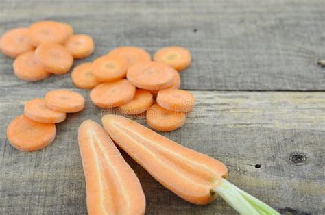 Cenouras Cortadas E Dobro Frescas Do Corte Na Tabela De Madeira Imagem