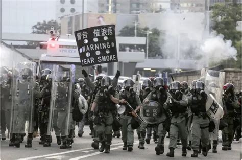 香港抗議：示威者不理警方反對遊行，汽油彈催淚彈水炮車再現 Bbc News 中文