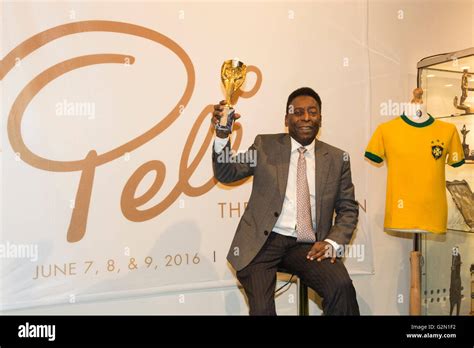 Pele jules rimet trophy 1970 hi-res stock photography and images - Alamy