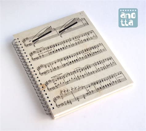 Libreta hecha a mano reciclando 4 páginas de una antigua partitura