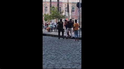 Vídeo ambulante é agredido por agentes da prefeitura no Pelourinho