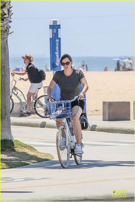 Jennifer Garner Works Her Legs During Bike Ride In Santa Monica Photo