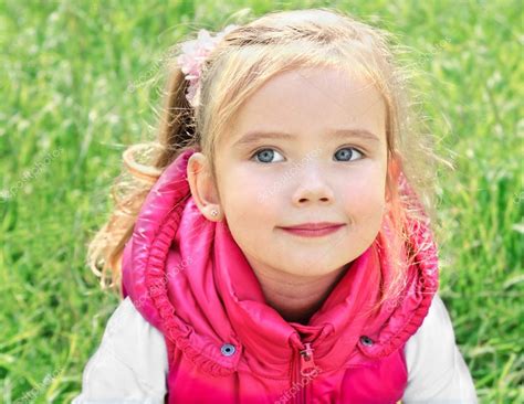 Retrato De Una Guapa Niña En Un Parque De Verano — Foto De Stock © Svetamart 13760744