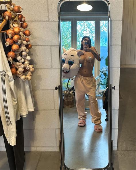 Mia Khalifa Pos En Topless Y Paraliz Instagram Con Su Nueva