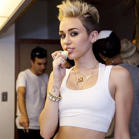 Pin By Helin On Miley Cyrus Miley Cyrus Short Hair Miley Cyrus Hair