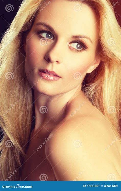 Attraktive blonde Frau stockbild Bild von schönheit