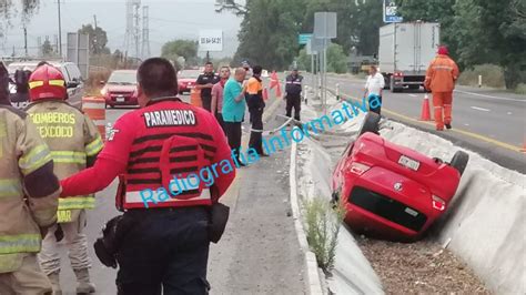 Automovilista vuelca sobre la Peñón Texcoco al ser impactado por otro