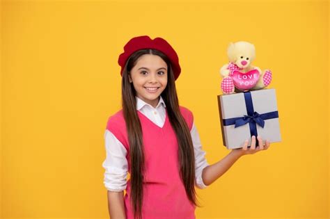 Menina Adolescente Feliz Na Boina Francesa Segura Presente De Brinquedo