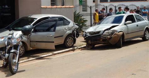 G1 Motorista Perde O Controle E Bate Em Carro Estacionado Em Buri