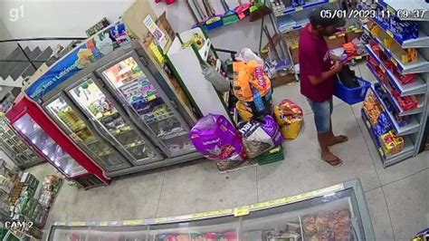 Câmeras de segurança flagram furto em supermercado no bairro do Santa