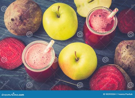 Gezond Vers Detoxbieten En Appelsap In Glas Stock Foto Image Of