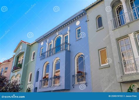 Casas Italianas Adjacentes Pilares Decorativos E Janelas Arqueadas