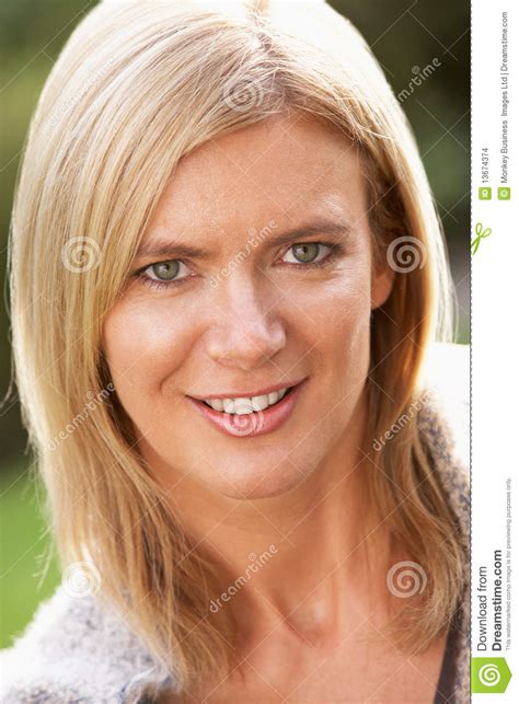 Verticale De Femme Blonde De Sourire à L extérieur Photo stock Image