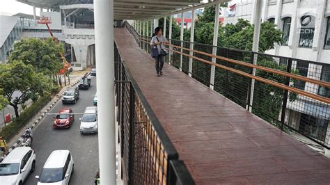 Foto Wajah Skybridge Penghubung Stasiun Lrt Velodrome Dengan Halte