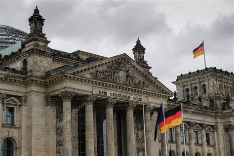 Berl N Famosa Fachada Hist Rica Reichstag Con Banderas Alemanas Sobre