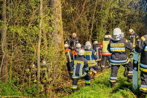 Auto Fliegt Aus Kurve Und Gegen Baum Junger Fahrer Lebensgef Hrlich