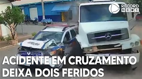 Viatura bate em caminhão e policiais ficam feridos YouTube