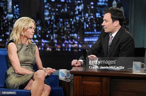 Julie Bowen Visits Late Night With Jimmy Fallon Photos and Premium High ...