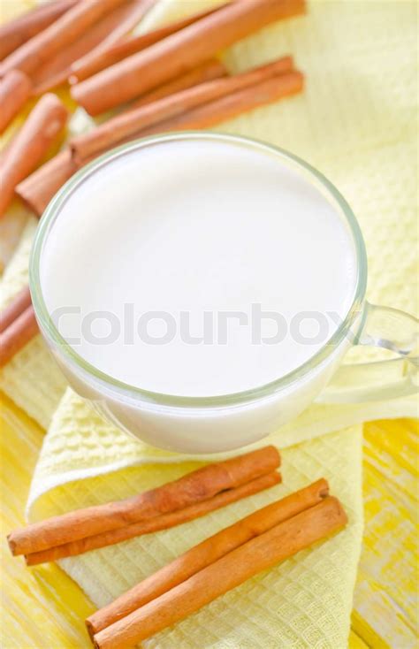 Milch Mit Zimt Stock Bild Colourbox