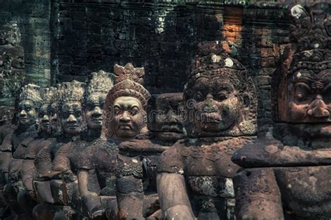 Estatuas En La Entrada De La Antigua Ciudad De Bayon En El Complejo Del