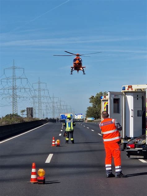 Fw Ne Verkehrsunfall Auf Der A Personen Verletzt Presseportal