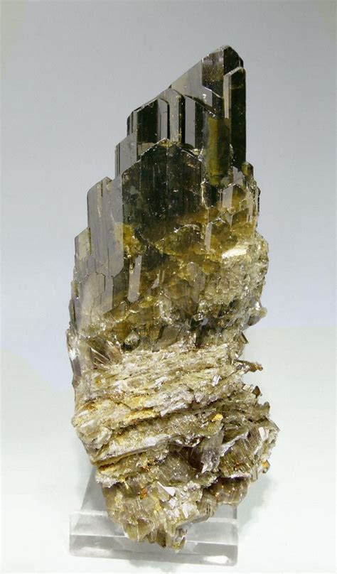 Clinozoisite | Minerals and gemstones, Rocks and minerals, Mineral stone