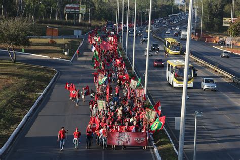 Manifestantes do MST chegam a Brasília para atos pró Lula