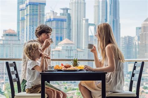 Famille Heureuse Prenant Le Petit D Jeuner Sur La Table De Petit