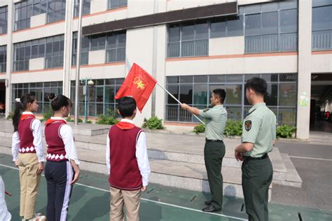 【思政课程一体化有我】旅游与康养学院走进鸣凰中心小学开展“国旗礼仪”思政课