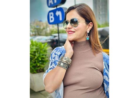 Rubina Dilaik ने टाइट कपड़ों में जमकर फ्लॉन्ट किया क्यूट बेबी बंप