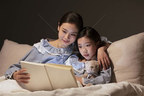 Mother Tells Her Bedtime Story To Her Daughter Picture And Hd Photos