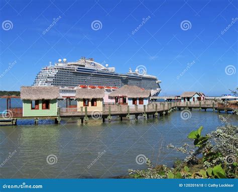 Le Bateau De Croisière Royal De Princesse En Amber Cove Puerta Playa