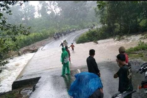 Sungai Meluap Ternak Hingga Sepeda Motor Hanyut Diterjang Banjir Di